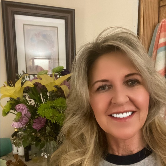 Meet your Posher, Lorie - Picture 1 of 1